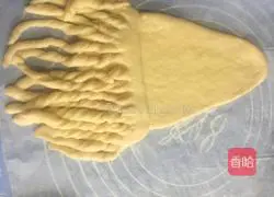Illustration of how to make Santa Claus bread 7