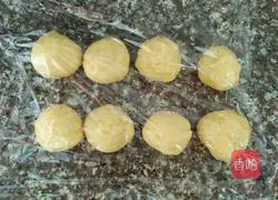 Illustration of how to make meat floss buns 6