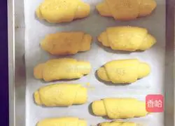 Illustration of how to make meat floss bread 9