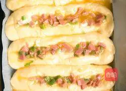 Illustration of how to make ham sausage and green onion bread 5