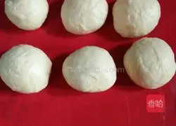 Illustration of how to make caterpillar bread 3