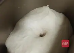 Black Pepper Pork and Onion Bread Recipe Illustration 3