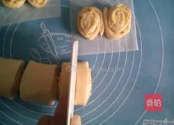 Butter shredded coconut Illustration of how to make bread rolls 13
