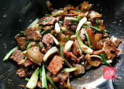 Illustration of how to make twice-cooked pork with scallops 6