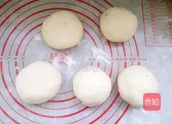 Illustration of making bean paste roll flower bread 11