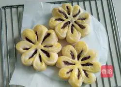 Illustration of how to make flower bread 14