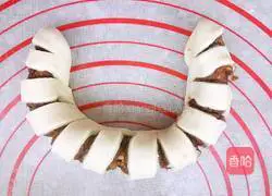 Illustration of how to make bean paste roll flower bread 16