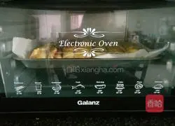 Illustration of how to make caterpillar bread 9