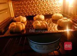 Illustration of how to make green onion, seaweed and meat floss bread 15