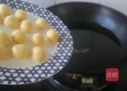 Illustration of how to make hollow glass meatballs 6