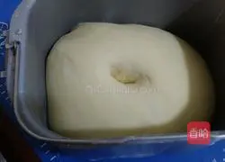 Illustration of how to make meat floss bread 1