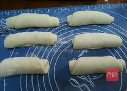 Illustration of how to make Christmas wreath bread 7