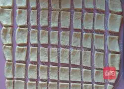 Illustration of how to make bacon cheese hand-pulled bread 7