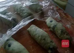 Illustration of how to make milk bread with blueberry chocolate filling 4