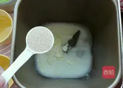 Illustration of how to make strawberry jam buns 2