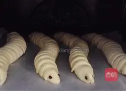 Illustration of how to make caterpillar bread 8