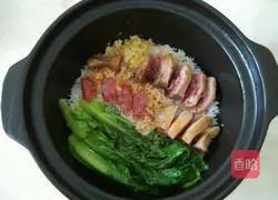 Illustration of how to make preserved meat clay pot rice 6