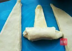 Illustration of how to make croissants 18