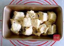 Illustration of how to make cranberry coconut hand-shredded bread 16