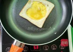 Illustration of how to make egg fried bread slices 4