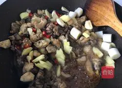 Illustration of how to make spicy chicken with three peppers 6