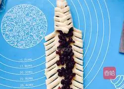 Illustration of how to make honey bean wreath bread 9 