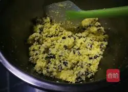 Illustration of how to make black currant and coconut wreath bread 8