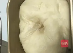 Illustration of how to make cute rabbit sausage bread 3