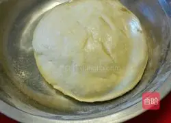 Illustration of how to make caterpillar bread 2