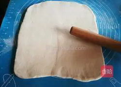 Illustration of how to make Danish crispy bread rolls 6
