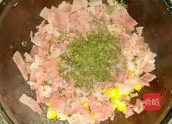 Illustration of how to make bacon corn salad bread 4