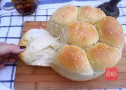 Illustration of how to make squid cheese flower bread 17