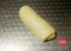 Illustration of how to make scallion sausage bread 10