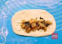 Illustration of how to make seaweed and meat floss bread 13