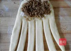 Illustration of how to make caterpillar meat floss bread 9