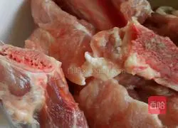 Illustration of how to make sweet and sour pork ribs with tiger preserved eggs 8