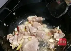 Illustration of how to make twice-cooked pork with a big knife 5