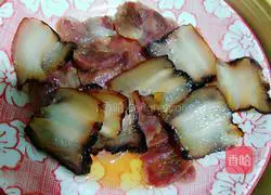 Illustration of how to make fried wormwood with preserved meat 2