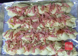 Illustration of making spicy cheese and ham bread 15