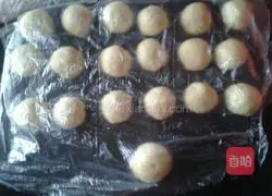 Tear by hand Illustration of how to make bread 5