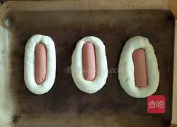 Illustration of how to make sausage bread 10