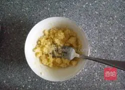 Illustration of how to make butter and shredded coconut bread rolls 7