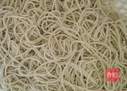 Family Illustration of how to make hot dry noodles 3