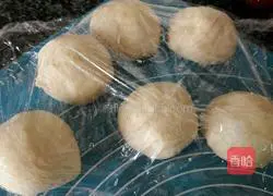 Illustration of how to make scallion ham and cheese bread 7