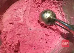 Illustration of how to make dragon fruit burst cake (four inches) 7