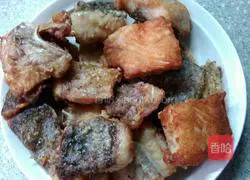 Illustration of how to make fish cubes in tomato sauce 2