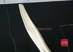 Illustration of how to make light cream hand-shredded coconut buns 3