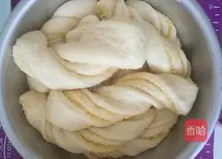 Illustration of how to make coconut fancy bread 8