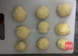 Illustration of how to make raisin bread rolls 7