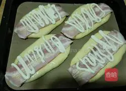 Illustration of how to make bacon bread 6